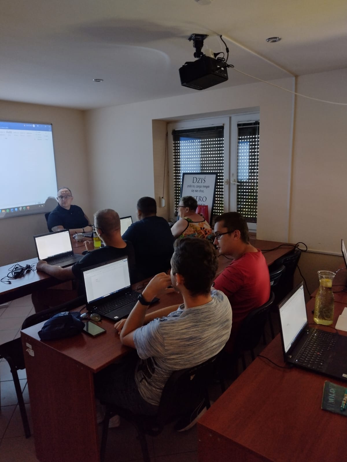 Fundacja Miśka Zdziśka „Błękitny Promyk Nadziei” prowadzi szkolenie pod nazwą „Pracownik pomocniczy w handlu i administracji z obsługą komputera”, finansowane ze środków PFRON.